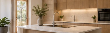 Cocina de madera clara con encimera e isla
